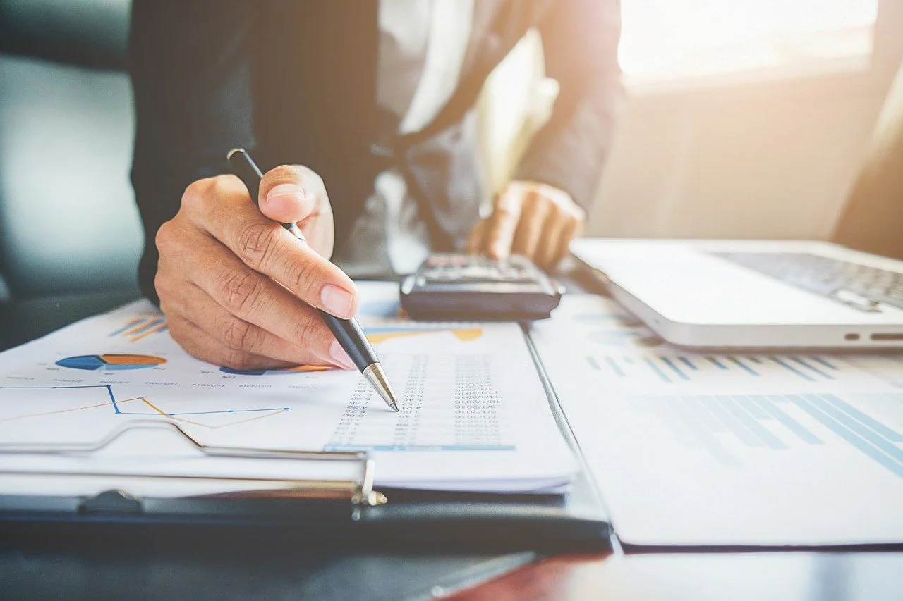 ¿Cómo ahorrar costos al contratar una oficina?